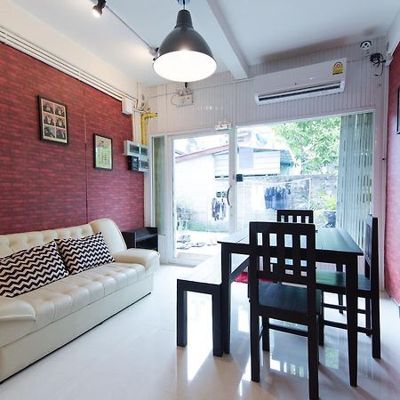 Mana Hostel Банкок Екстериор снимка