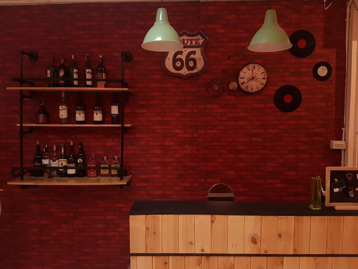 Mana Hostel Банкок Екстериор снимка