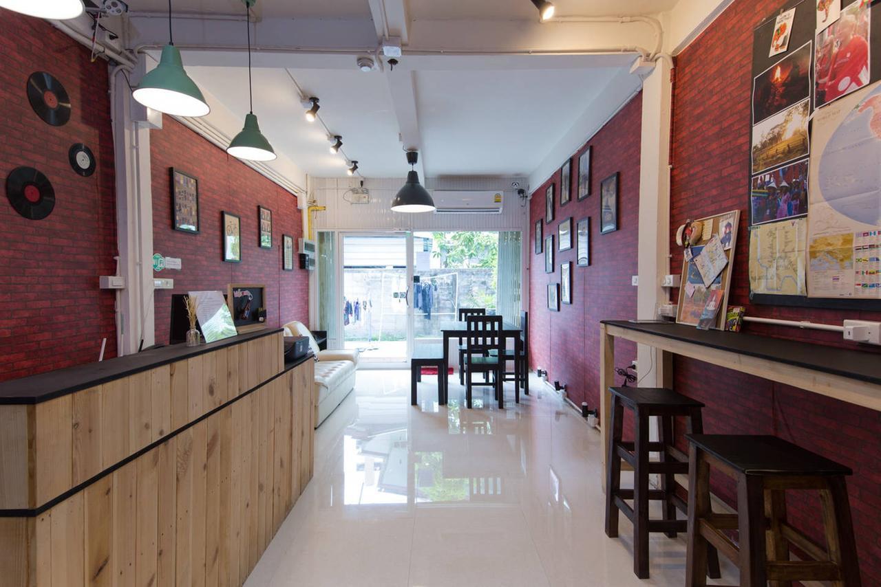 Mana Hostel Банкок Екстериор снимка