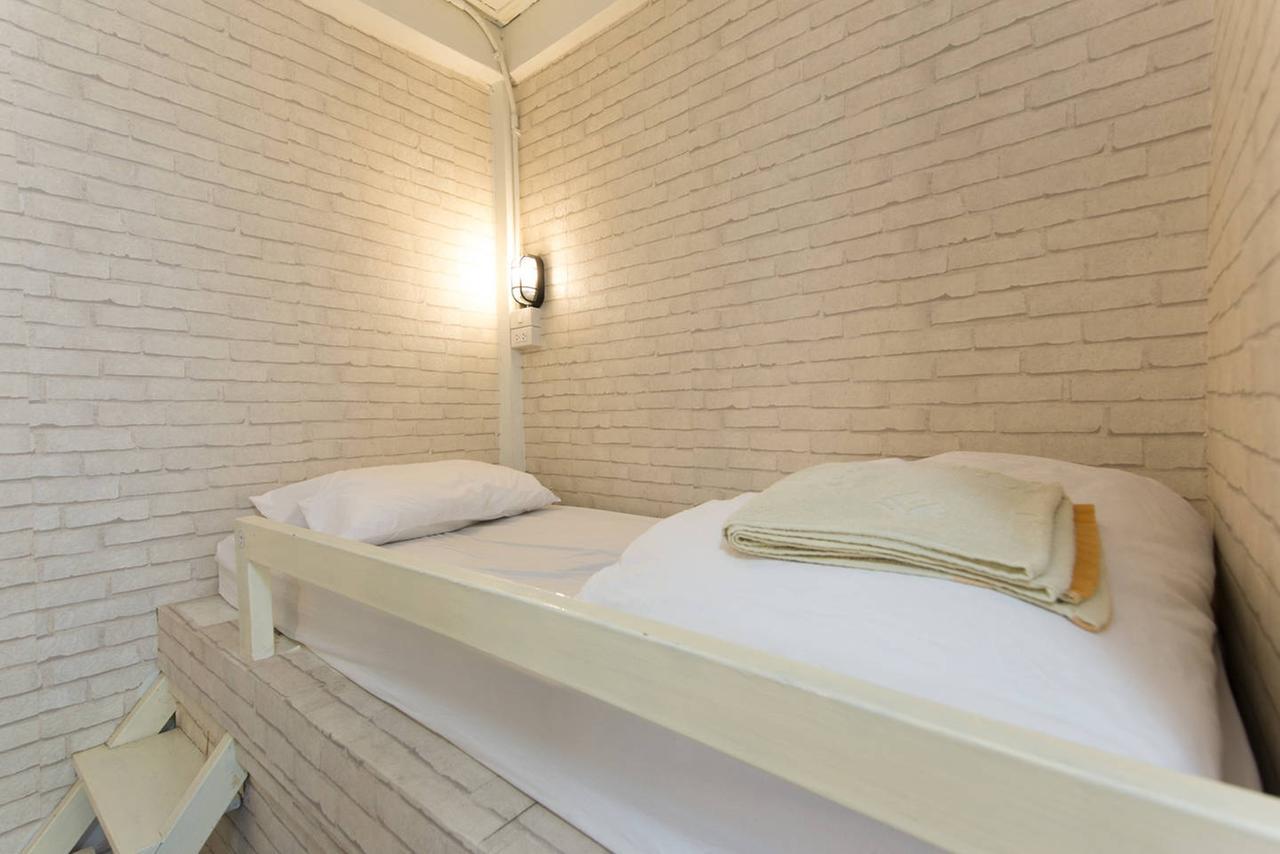 Mana Hostel Банкок Екстериор снимка